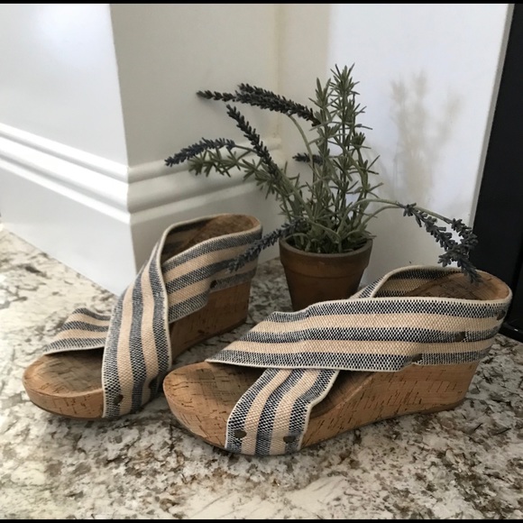 Lucky Brand Wedge Sandal - Picture 1 of 6
